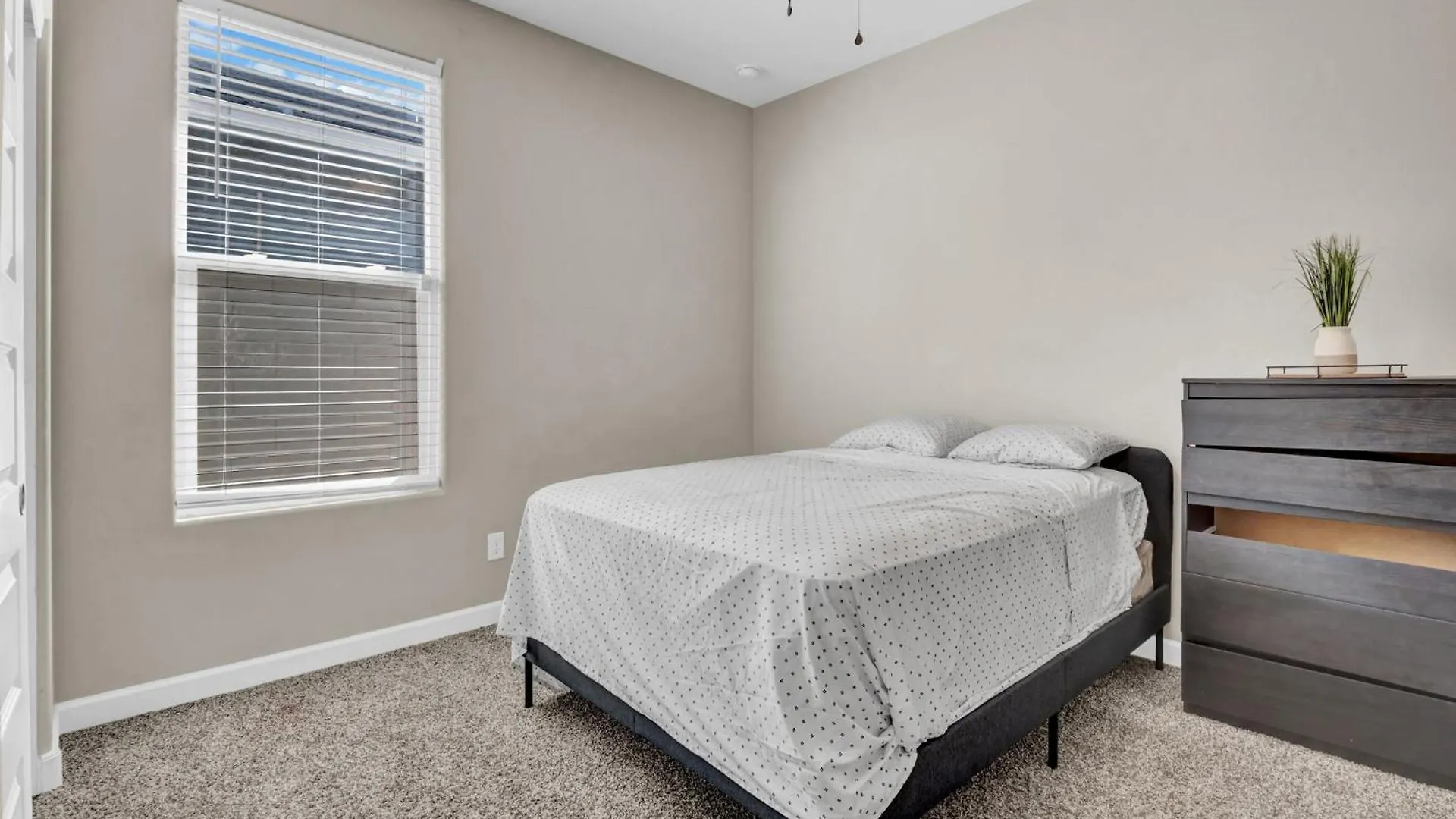 New Spacious 4-Bedroom House In Charming Phoenix With Wifi, Ac 0*,