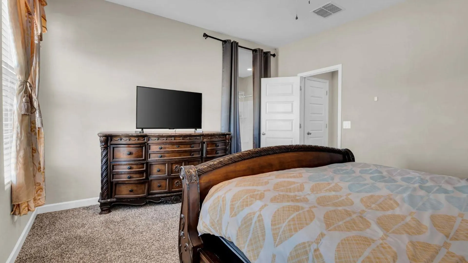 New Spacious 4-Bedroom House In Charming Phoenix With Wifi, Ac