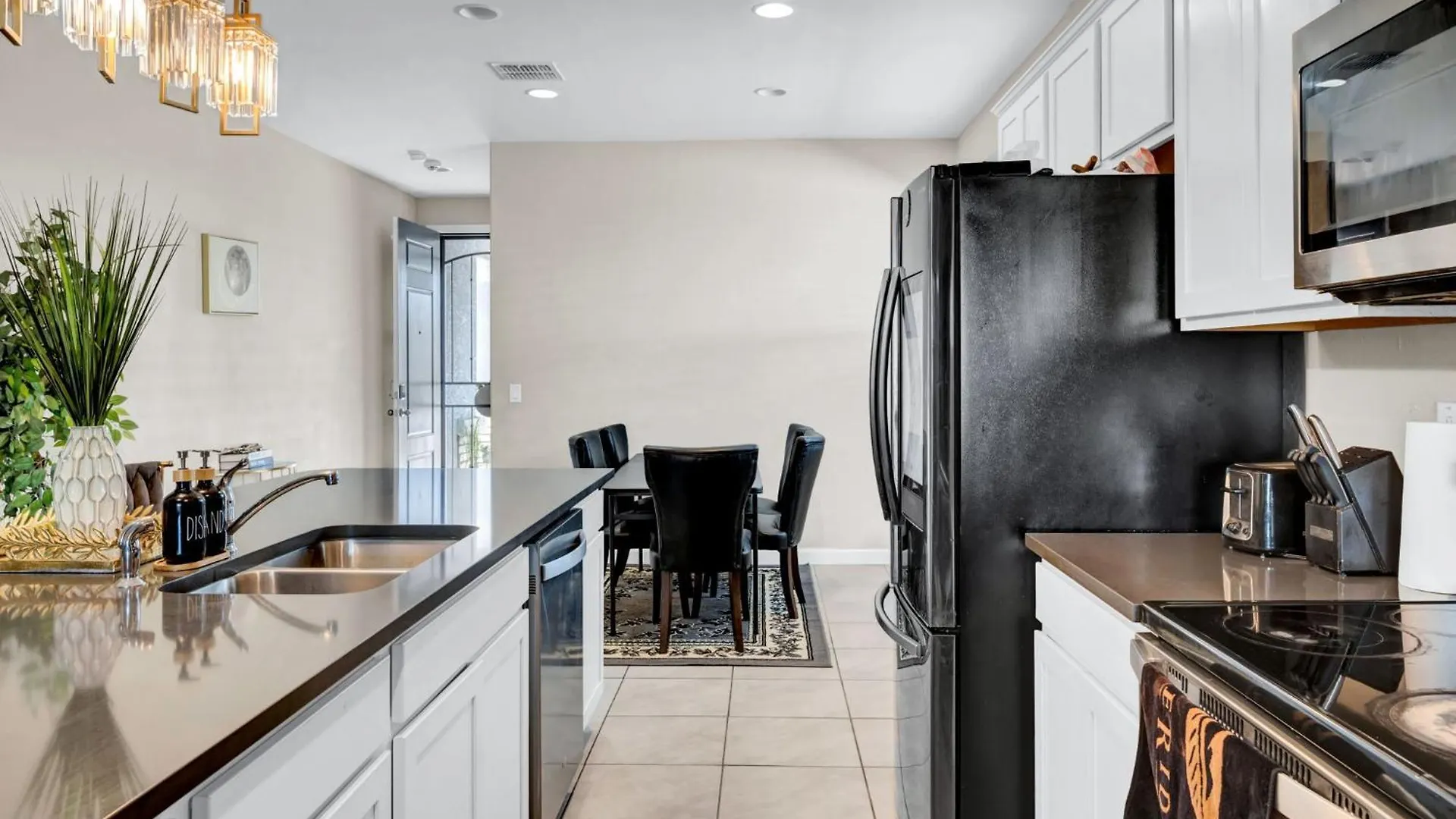 New Spacious 4-Bedroom House In Charming Phoenix With Wifi, Ac